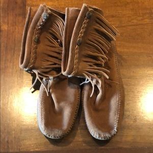 Minnetonka high tip back zip boots